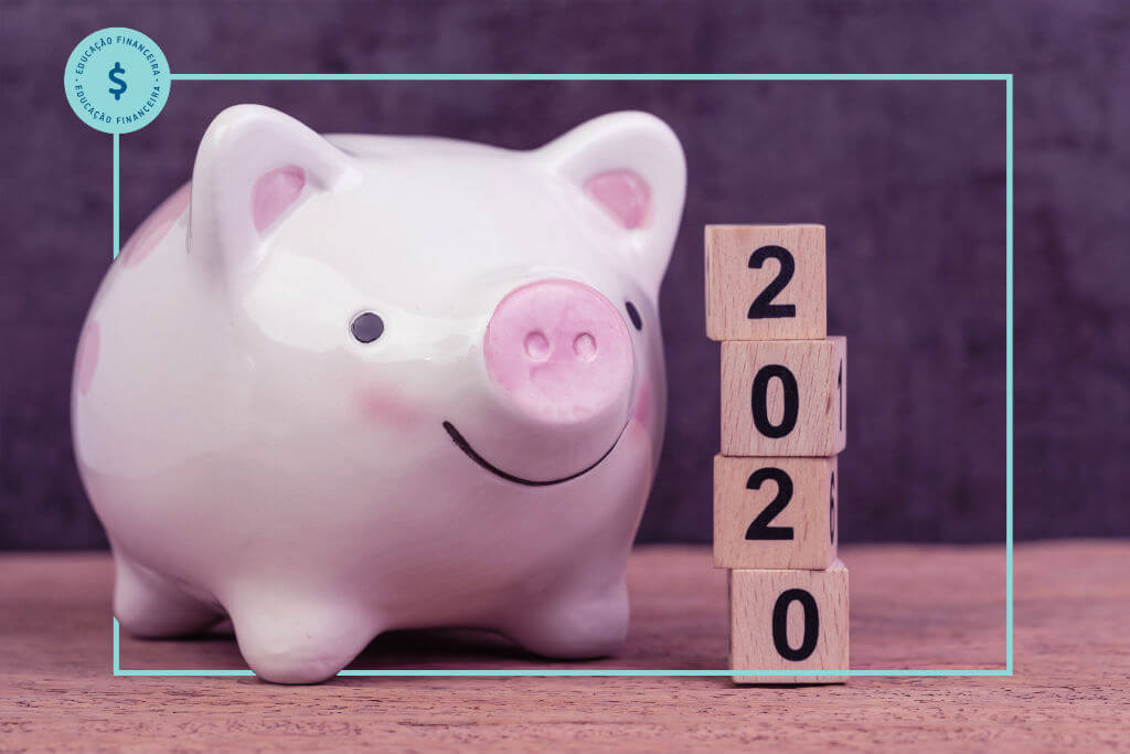 Começar o ano com dinheiro guardado - Foto de uma pessoa colocando dinheiro em um cofre em formato de porquinho