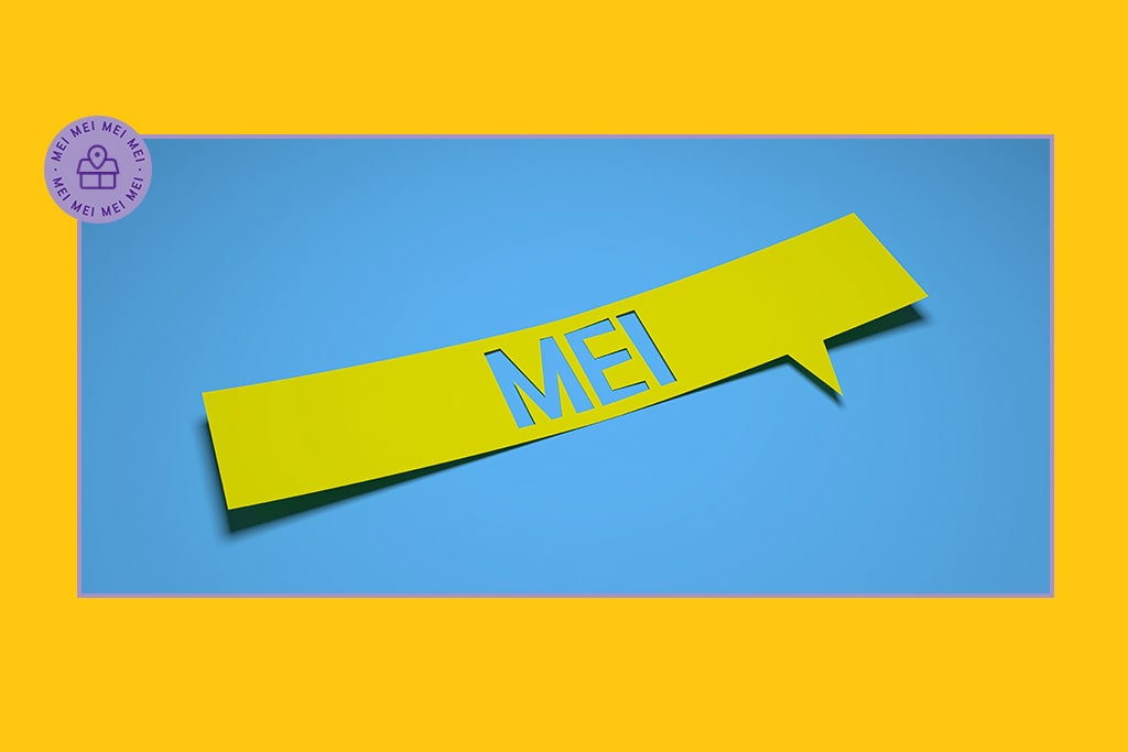 Diarista pode ser MEI: Imagem de um post it amarelo escrito MEI em uma mesa azul