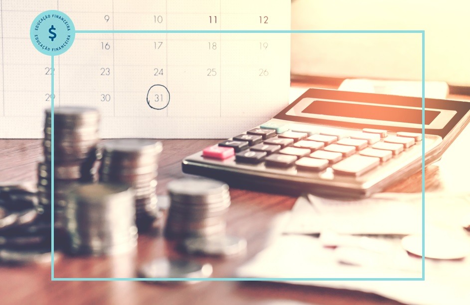 Dívida Caduca - Foto de uma mesa com uma calculadora, moedas e um calendário marcando o dia 31.