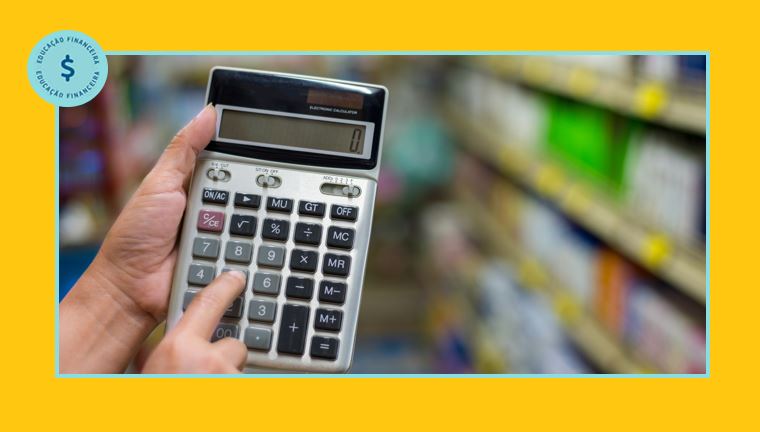 Como Economizar no Supermercado - Pessoa segurando uma calculadora na frente de uma prateleira de mercado