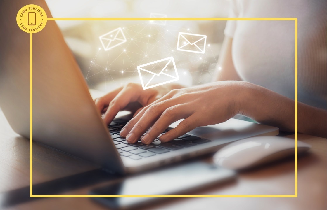 Trocar e-mail superdigital - Imagem com pessoa digitando em um teclado e e-mails espalhados pela tela